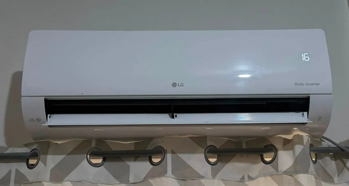 Malinis na LG Dual Inverter split type aircon na naka-install sa pader