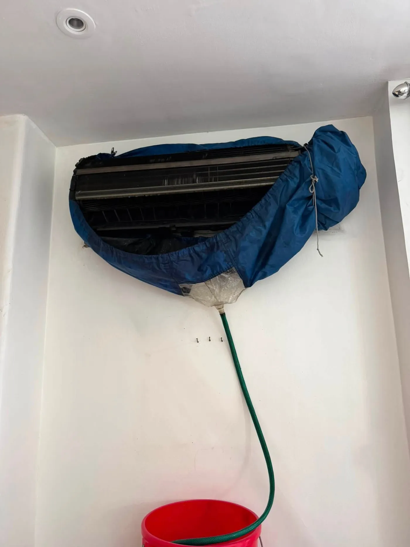 Split type aircon na nililinis gamit ang cleaning bag at hose