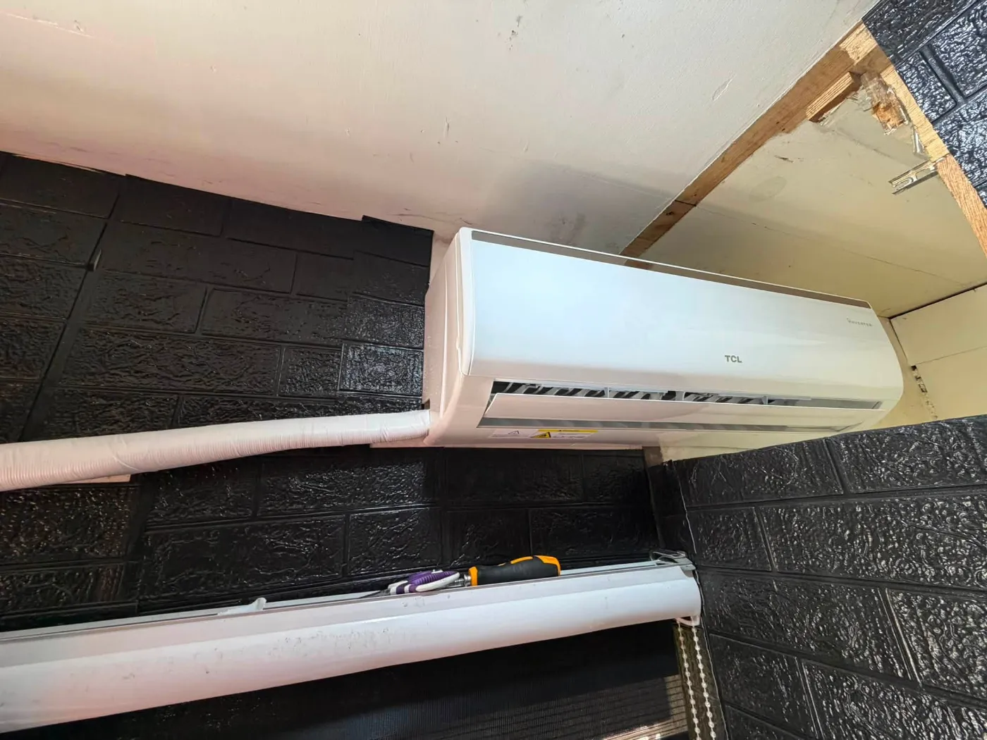 Bagong TCL inverter aircon na maayos ang pagkaka-install, may takip ang tubo