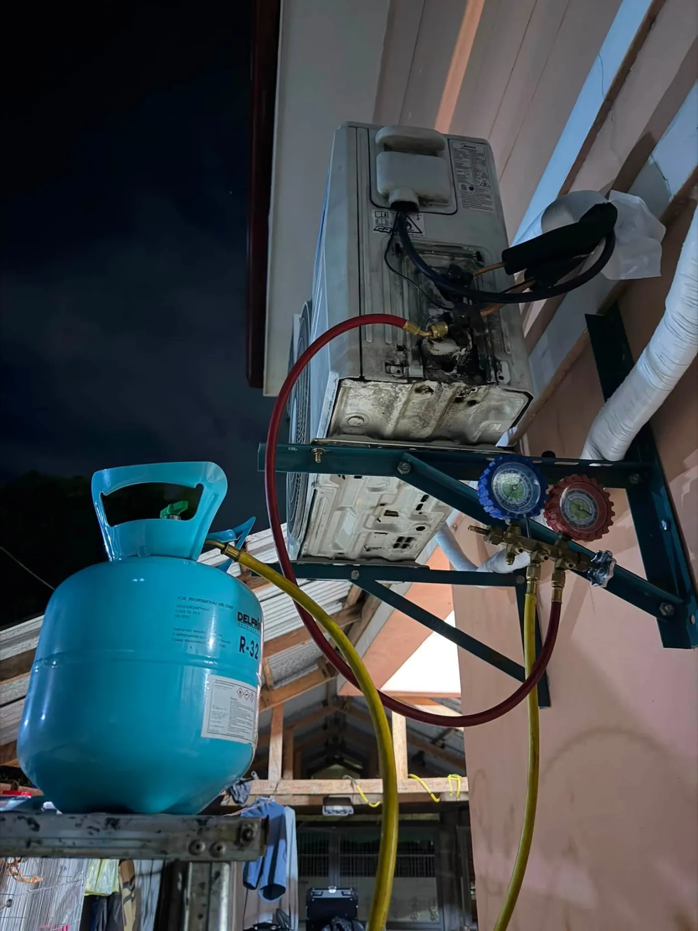 Pag-check ng freon pressure gamit ang gauge sa outdoor unit