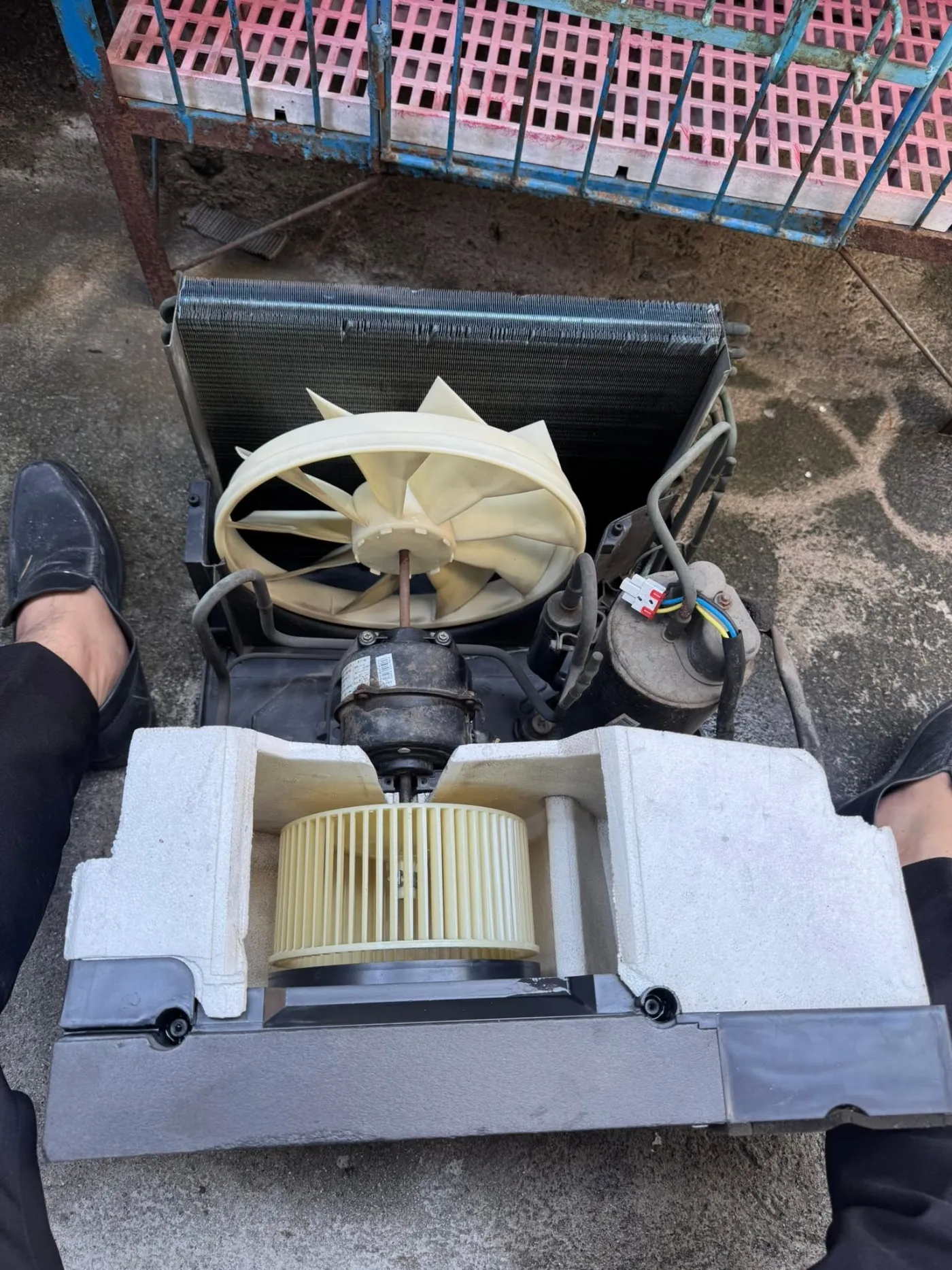 Window type aircon na binuksan para i-check at linisin
